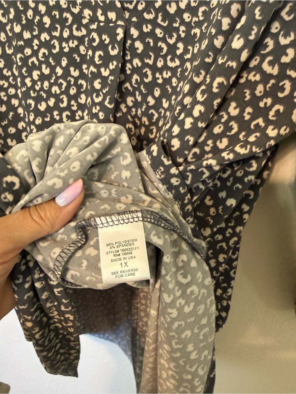 Beason Apparel Leopard Print V Neck Blouse 3/4 Sleeve size 1X - Picture 6 of 7